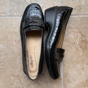 Softspots Patent Leather Black Croc Embossed Penny Loafers — Like New — Size 8